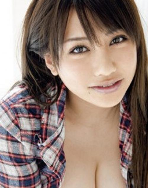 探し求めていたのは、まさにこんな子でした。初々しい18歳、完璧なビジュアル、そして小さなカラダに夢のようなオッパイ