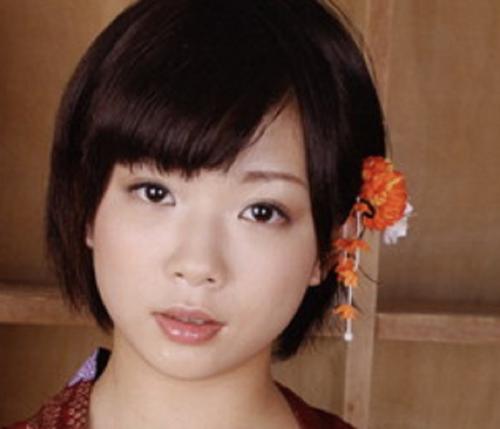 ロリフェイスで大人気のまなちゃんと行くバーチャル温泉旅行。着物姿はもちろん、セクシー衣装で貴方を挑発！