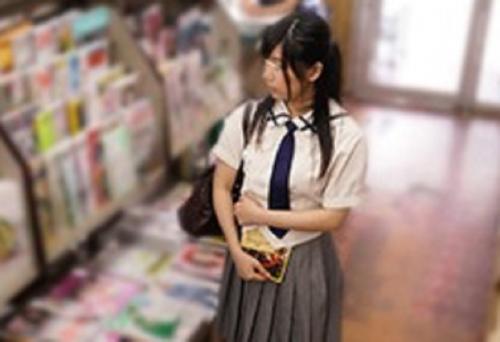 万引きした女子校生を事務所に連行する店員。「ここにも何か隠してないか？」。膣内に指を入れて検査と言う名の連続手マン！