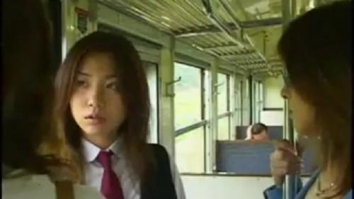電車の中で美熟女二人に目をつけられた女子高生がお姉さんたちに本物のレズの世界へ引きずり込まれる…