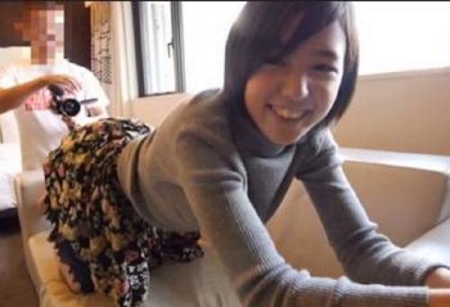 【人妻ナンパ】とてもママにはみえない童顔人妻、膣内射精にハメ潮吹きながらエビ反りでアクメ・・
