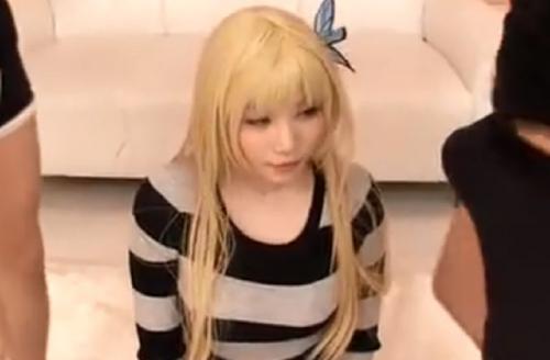 メンヘラっぽいムチムチコスプレイヤーにチンポ奉仕させる！