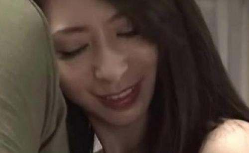 妖艶な人妻が男を誘う！ヤバイ色気で男をノックアウト！