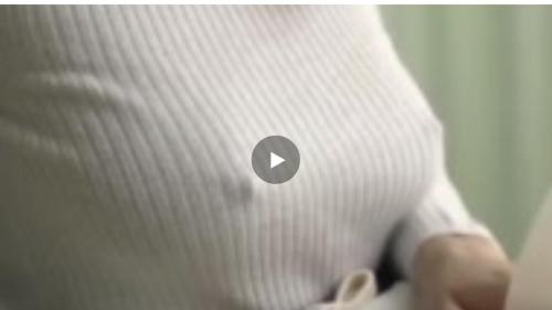 美巨乳に張り付くニット、ポッチリ浮き出た乳首が全裸より断然エロい