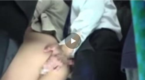 我慢し切れず旦那にバレないようにお尻を他の男のチ○ポに押し付けエロく動かし始めた