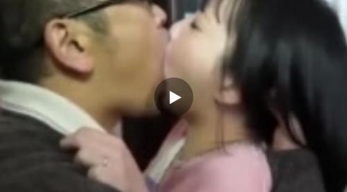 男なら、素敵な若奥さんと接吻したくなるのは当たり前