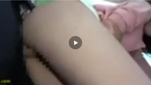 ぎゅうぎゅう詰めの満員バスで隣の女の巨乳が僕の体に当たってる
