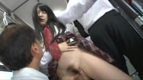 混み合ったバスで痴漢されている女の子を見て勃起する男
