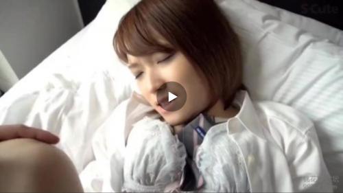 制服の下から透き通るような瑞々しい肌を露出させて、清純さの奥に隠されたエロス