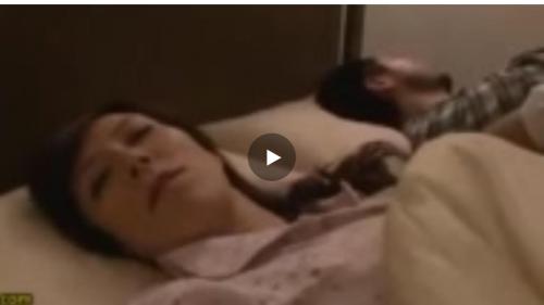 夫とその妻が一緒に寝ている そっと近づき彼女の布団を捲りあげ、触ってみるも反応はなし