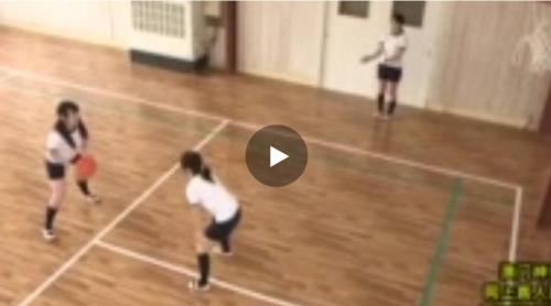 タイトな体操着で運動するたび揺れる胸 薄いワイシャツからうっすら見える乳首のピンク色