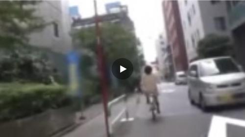 ●校の制服姿でチャリンコ通学する無防備パンチラ女子校生を後ろから執拗につけ回す