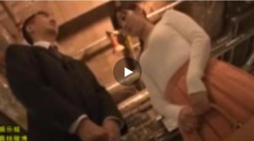 体中をまさぐられ必死に逃げ出すが出口はふさがれ逃げ場はない