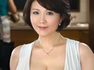 〈円城ひとみ〉母が夜勤の日に母の親友の美熟女と二人だけで一晩過ごすことに・・・