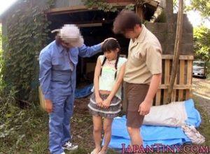 幼い小学生が山に連れてこられて悪戯される