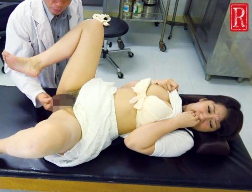 夫のEDに悩む人妻が泌尿器科の医者に相談するうちに寝取られSEX