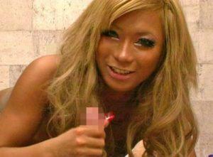 《釜崎あゆ》ド派手な黒ギャル系オカマちゃんと3Pアナルセックス！