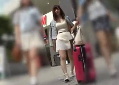 素人美少女を追いかけて行っていやらしい赤パンティー逆さ撮り！