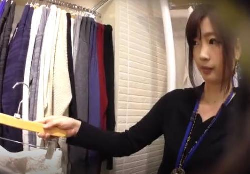 〈パンチラ盗撮〉アパレルの美人店員とお話ししながらチャンスを狙ってパンティー逆さ撮り！