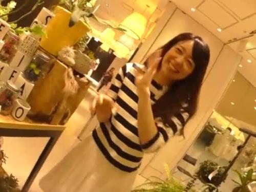 【個人撮影】仕事中のショップ店員を油断させた隙に下着を隠し撮り！！
