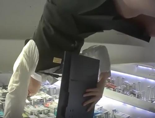 【携帯ショップ店員】おのののか似のスーツ美人にスマホの相談をしつつスカートの中をガン見！