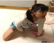 《素人盗撮》『んん♡気持ち...イィ♡』小学生みたいなロリカワ美少女のオナニー///