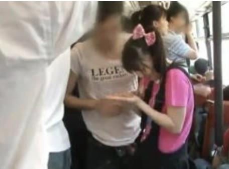 ※削除注意※未成年少女を痴漢！バスの中でチ○コをガンガンに勃起させるwww