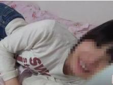 【ロリJCが生配信で未熟な裸を披露する生配信見たい？】水色の下着に身を包み体をライブチャットw