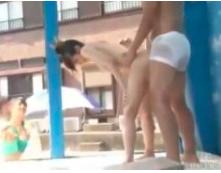 複数の視線を感じながらマジックミラー号でバックから突かれるエロエロ女性w