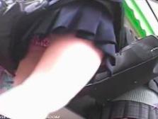 【制服姿の女子●生を盗撮】スカートから覗く下着がエロすぎて隠し撮りやめれん