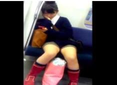 【ガチ盗撮】電車の中で目の前の女子●生を盗撮♡スマホに夢中で隠し撮りに気づかない動画が流出///