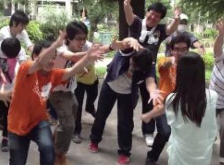 超可愛いロリ少女「おじさん一緒に踊ろう〜♡」激カワ素人少女がおっさんを連れて踊りまくりwww