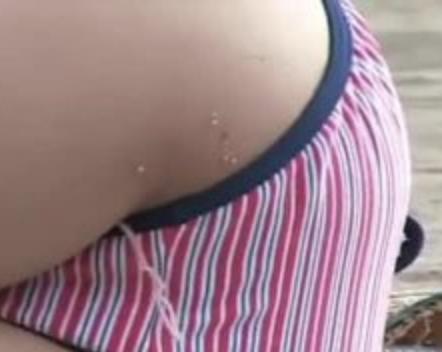 海辺のロリ娘たちの水着姿を盗撮！おっぱいや乳首が丸見えでござるwww