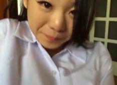 《ライブチャット》JCのマン毛見たくないですか？制服姿の美少女エロ生配信w