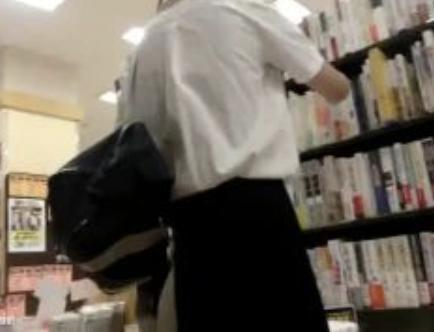 《JK 制服 ガチ盗撮》人がいる野外で隠し撮りする削除待った無し！犠牲になったJKのパンティーを堪能できるのは今だけ！！