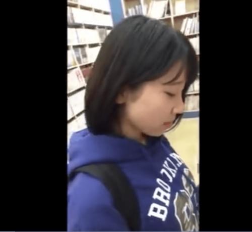 《美少女 JC 盗撮》※児ポにつき削除※顔出しされた中●生が本屋さんで盗撮されるパーカーに制服とかジャスティス少女♡