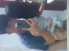 【中○生＋トイレ＋セックス】スマホで自撮りをするカップルのセックス動画が流出w