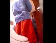 〈中●生 児ポ 盗撮〉JKをトイレで隠し撮り♡おしっこする姿が鮮明に撮影された動画流出///