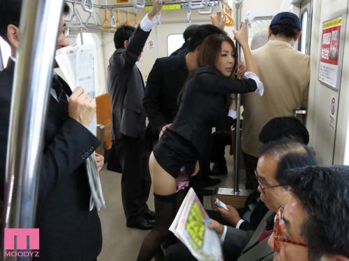 美人ニューハーフ捜査官が車内で辱められる