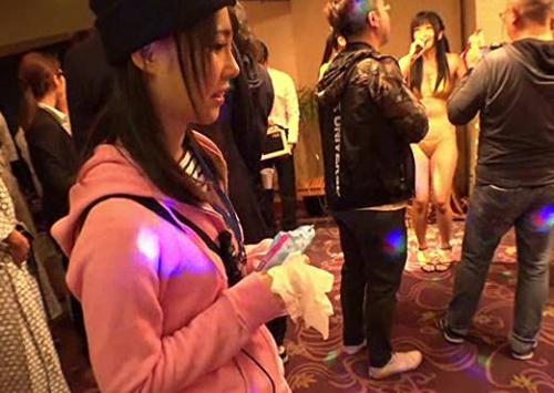《SOD女子社員》入社1年目のAD柳瀬久留美ちゃんが乱交撮影中に出演することにｗｗ