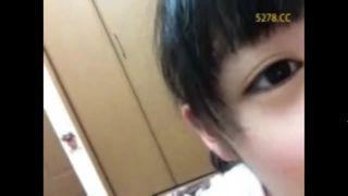 〔個人流出〕女児!発育途中の中学生少女が親父のPC使ってライブチャット配信!爆乳女子児童はエロ！