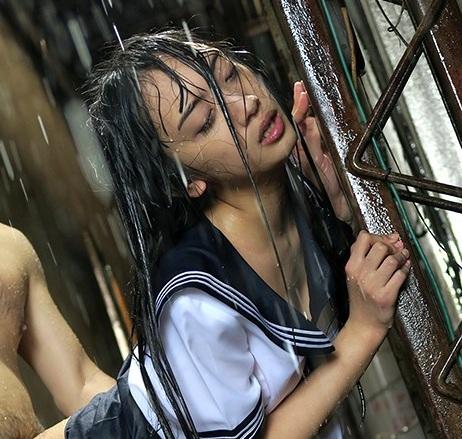 【制服JK】雨に打たれて濡れたセーラー服！透けたブラは超エロい！欲情してしまった絶倫男に侵される美少女
