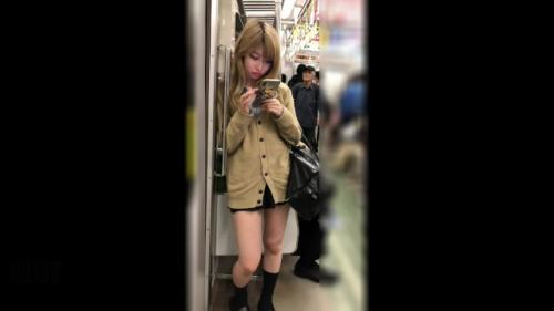 たまたま見つけた激カワ金髪ギャルJK!!スカートの中が気になるので後を尾行してパンチラ盗撮!（個人撮影）