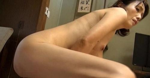 五十路の人妻が口説かれて潮吹き、絶頂の不倫セックス