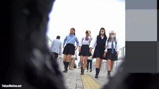 《HD盗撮動画》ラッキーパンチラ！美少女軍団の制服スカートから見えるパンチラを激写！