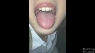 〔個人流出〕ヤンキーしてる素人女子校生にトイレでフェラ抜きさせる地元のDQN先輩!!お口のザーメンエロ過ぎる