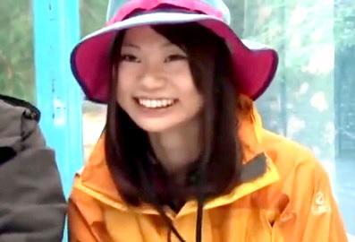 【素人ナンパ】くっそ可愛い登山中の美少女をマジックミラー号でエロマッサージ！