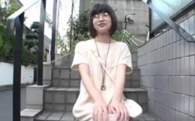 地味めがねで貧乳な女の子が処女喪失するまでのリアルドキュメント