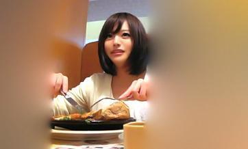 【素人ナンパ】食べるの大好きな美少女を口説いてハメ撮り中出し！