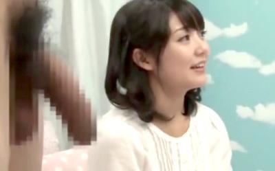 可愛くて母性も強いパイパン保母さんがマジックミラー号で筆おろし！